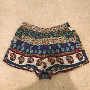 aeo flowy pattern shorts